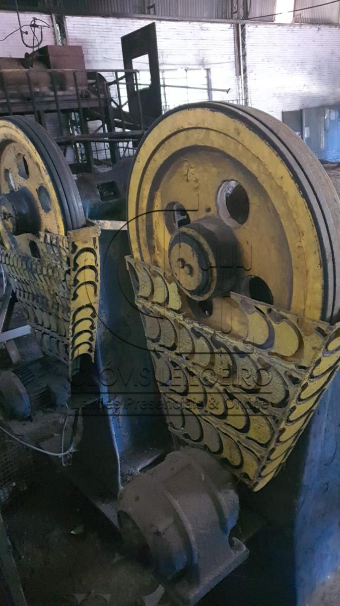 Uma prensa de fricção, marca Panambra, n° 1217/2, capacidade de 80 toneladas.