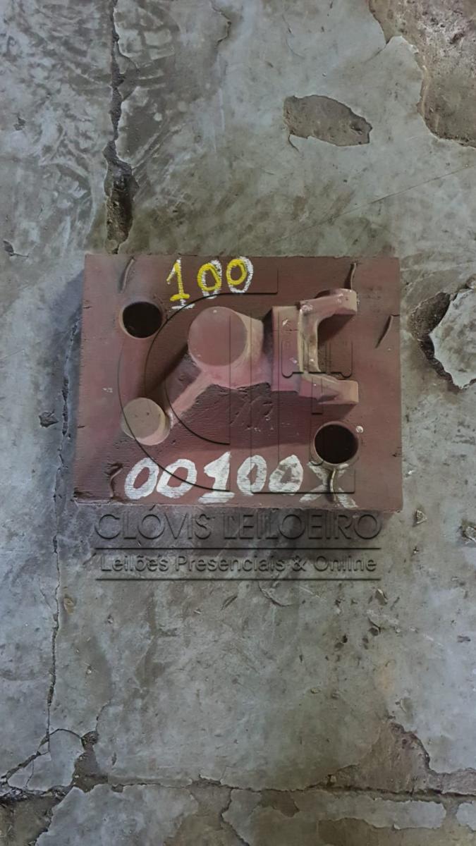 Um molde para fundição de garfo de cardam de tração, n° 00100X.