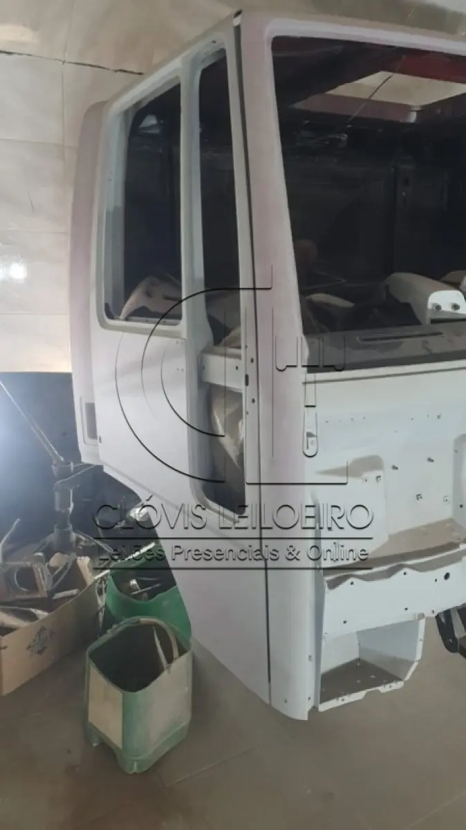 LOTE 014 - UMA CABINE, para Caminhão da marca Ford, modelo Cargo, reformada. 