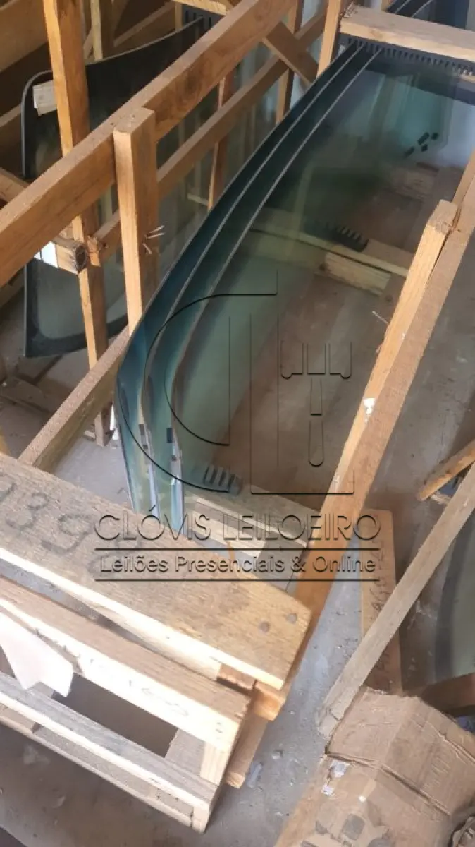 LOTE 033 - QUATORZE PARABRISAS NOVOS: para Caminhão Mercedes Benz (1 um), Ford Cargo (3 um), Iveco (1 um), Silverado (2 um), F-1000 (4 um), Ducato (1un), Ranger (1un), Sem marca definida (1un)).