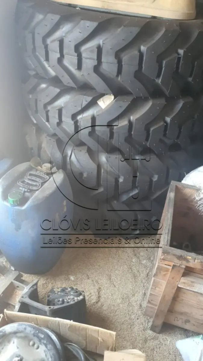 LOTE 034 - QUATRO PNEUS, recapados para Retroescavadeira, ou Motoniveladora 17.5 X 25.