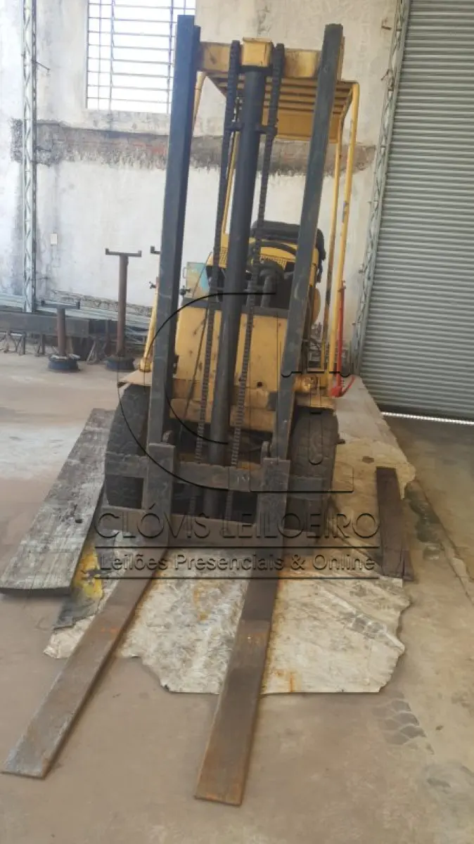 LOTE 038 - UMA EMPILHADEIRA, marca Hyster, motor Nissan 