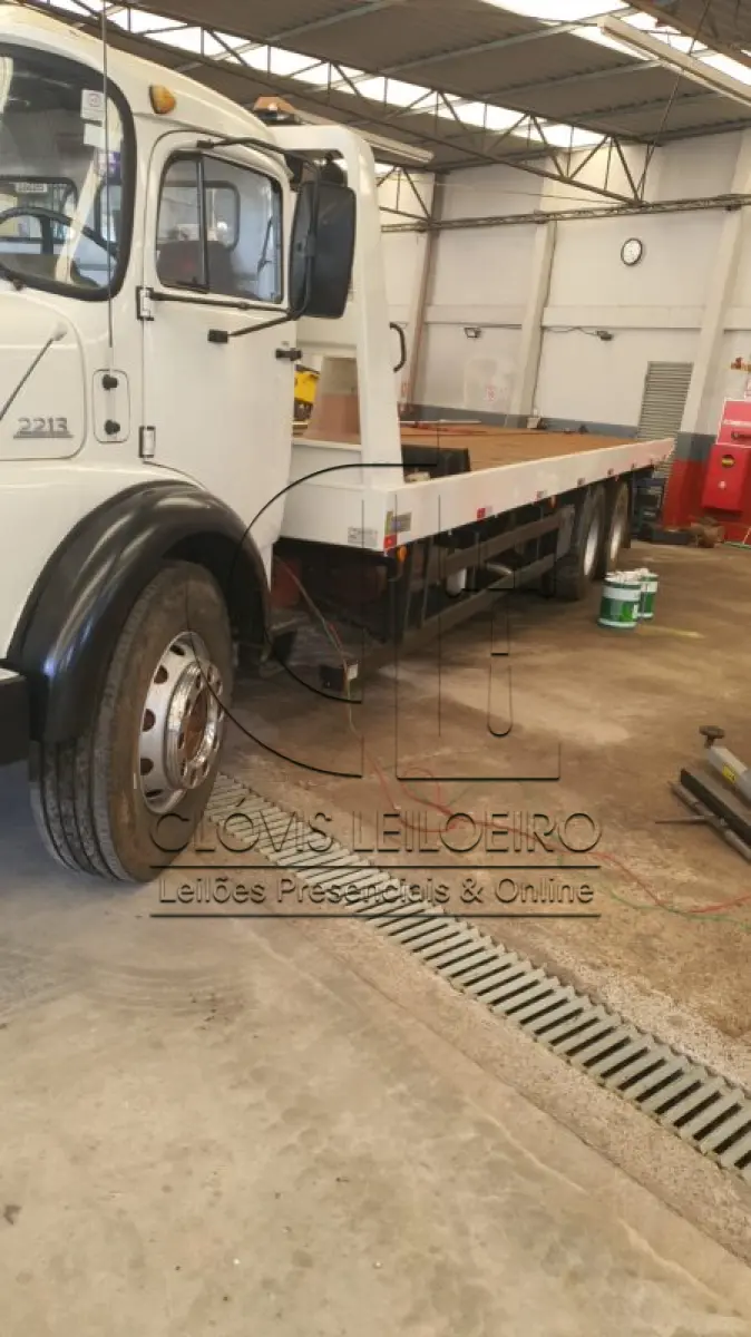 LOTE 001 - UM CAMINHÃO, marca M. Benz L2213