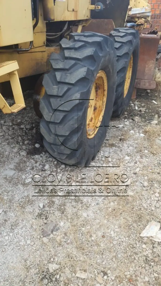 LOTE 021 - UMA MOTONIVELADORA, marca Huber Warco HWB 11 - DS