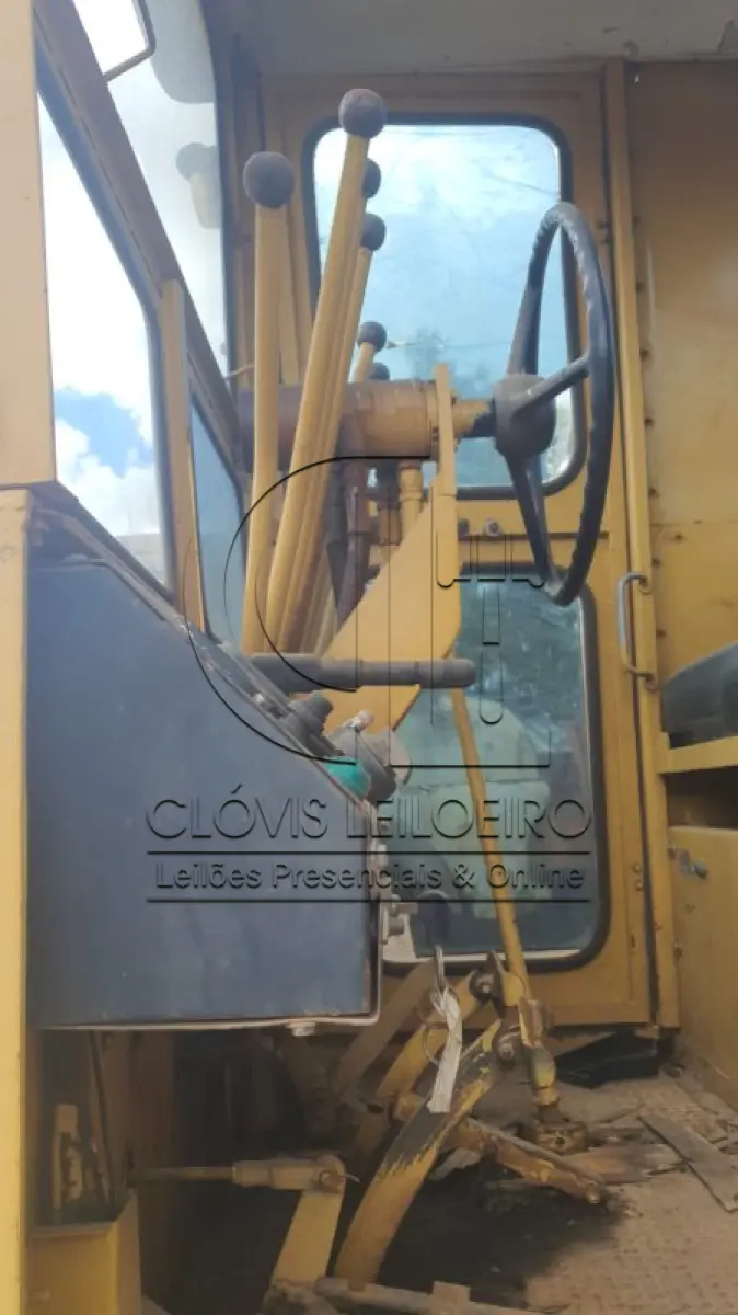 LOTE 022 - UM TRATOR, de esteira, marca Cartepiltar