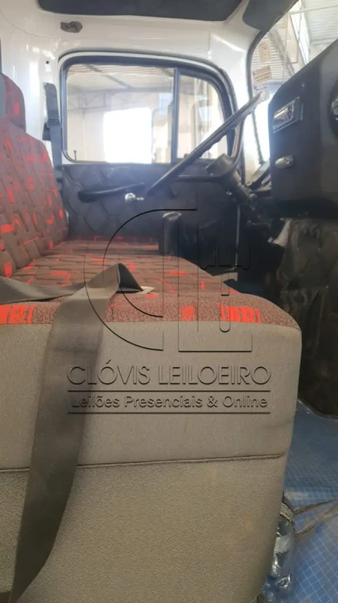 LOTE 001 - UM CAMINHÃO, marca M. Benz L2213