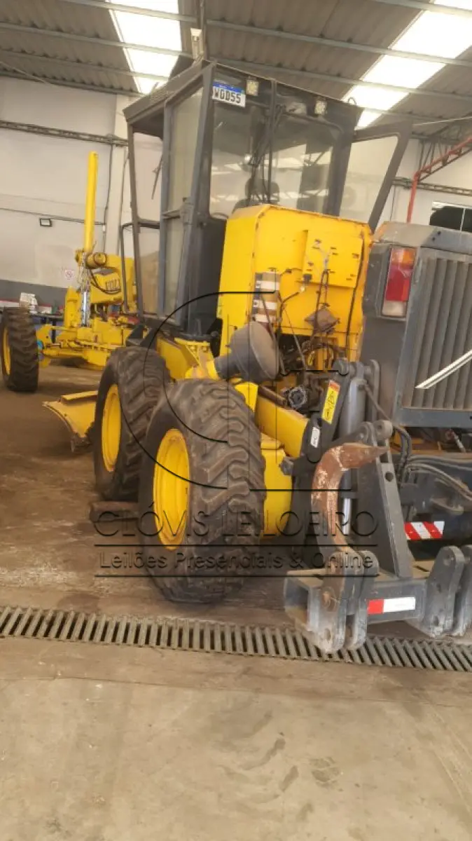 LOTE 002 - UMA MOTONIVELADORA, marca Volvo