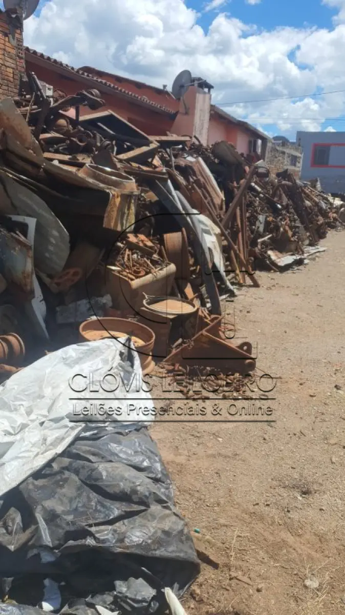 LOTE 042 - APROXIMADAMENTE 50 TONELADAS, de ferros velhos, no todo, originário peças e motores de veículos inservíveis.