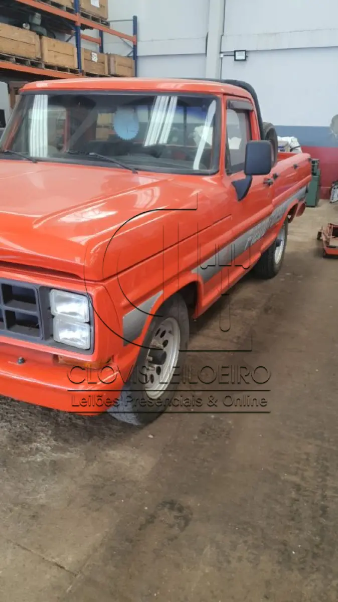LOTE 005 - UMA CAMINHONETE, marca Ford, modelo F-1000 Placa IFI 6641