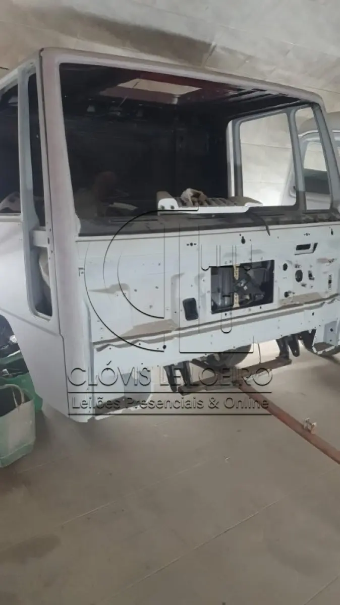 LOTE 014 - UMA CABINE, para Caminhão da marca Ford, modelo Cargo, reformada. 