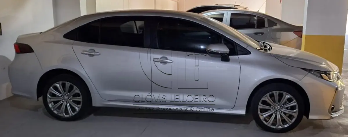 LOTE 000 - UM COROLA E DUAS HYLUX.