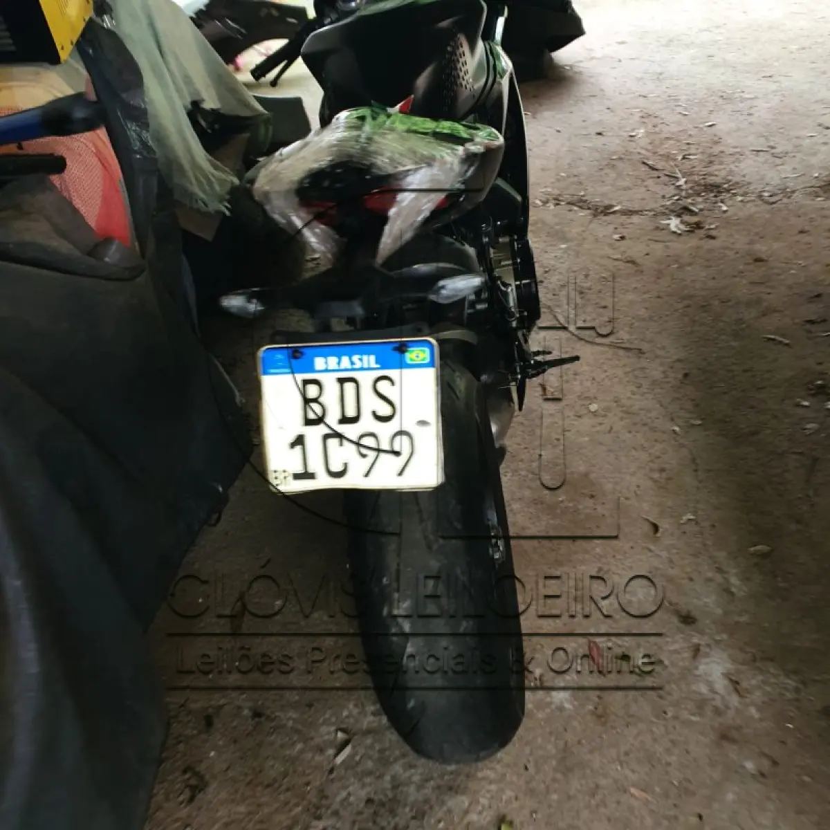 LOTE 001 - UMA MOTOCICLETA DUCATI 1299 PANIGALE S