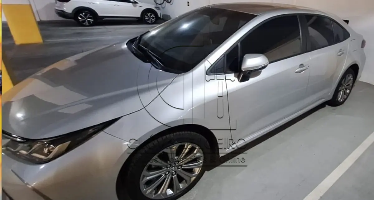 LOTE 001 - Um Toyota, modelo Corolla XEI 20, placa JCT8A20