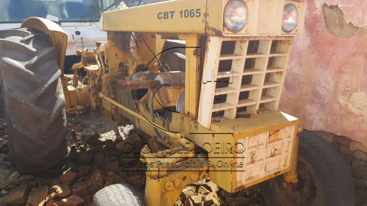 LOTE 040 - UM TRATOR, marca CBT, modelo 1065, sem motor e sem caixa 
