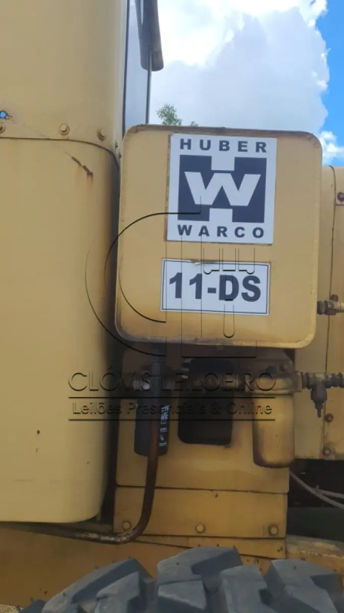 LOTE 021 - UMA MOTONIVELADORA, marca Huber Warco HWB 11 - DS