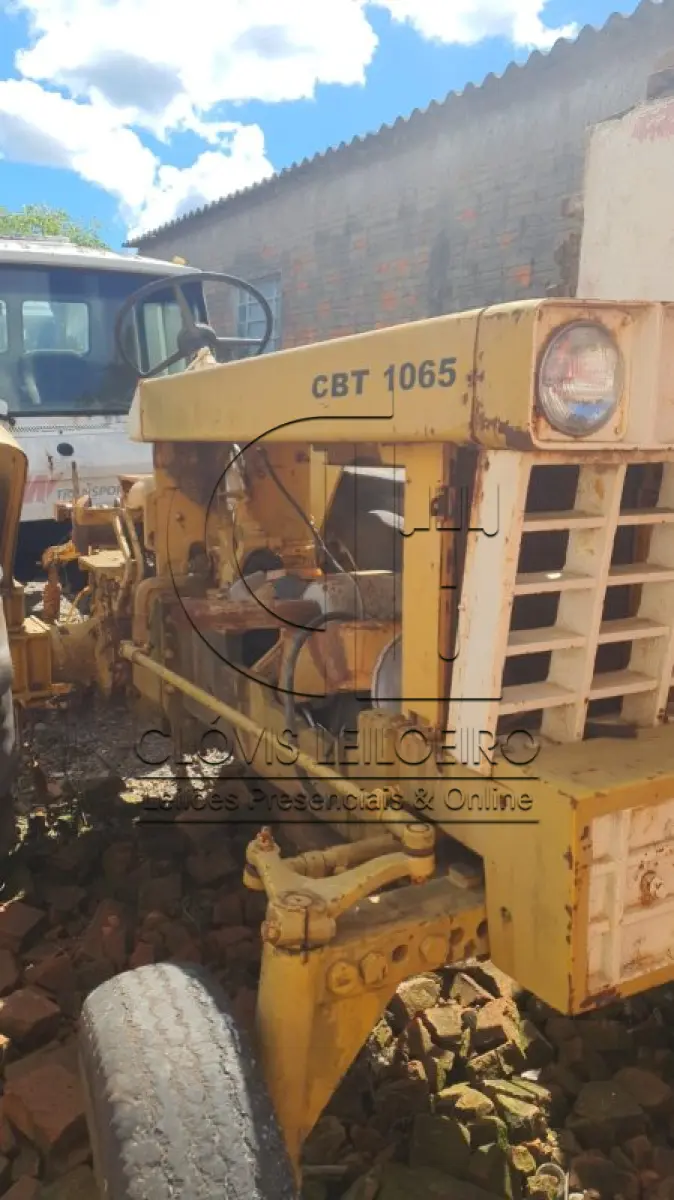 LOTE 040 - UM TRATOR, marca CBT, modelo 1065, sem motor e sem caixa 
