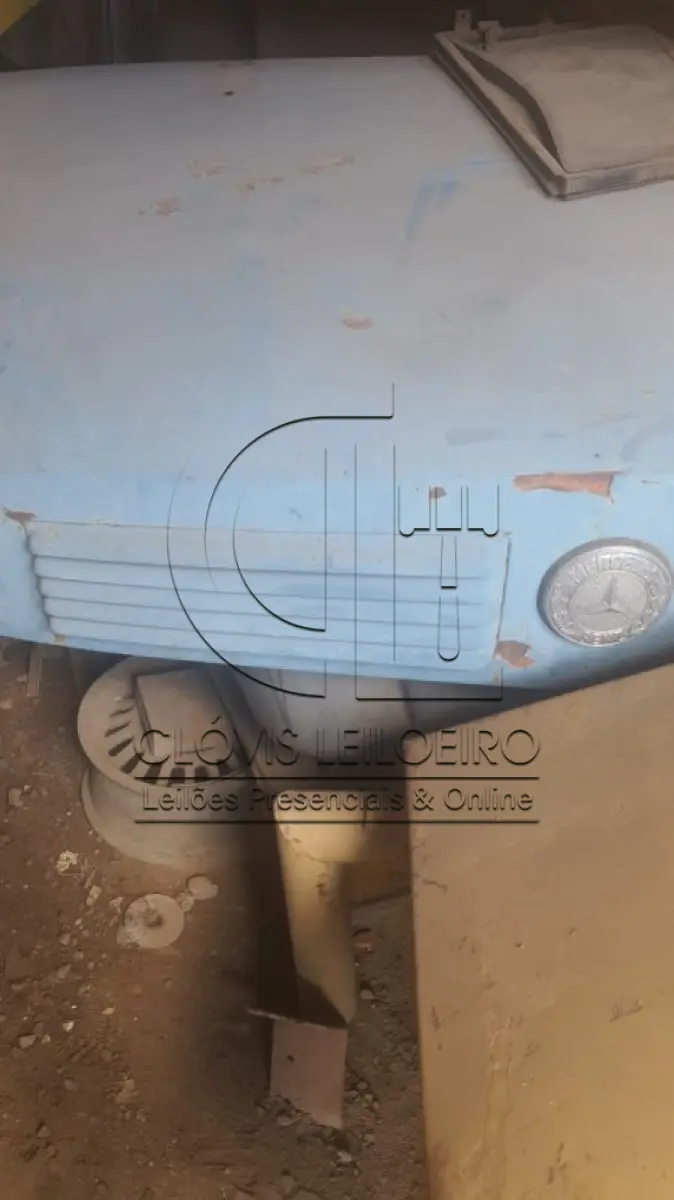 LOTE 028 - UM CAPÔ, para caminhão, da marca Mercedes Benz