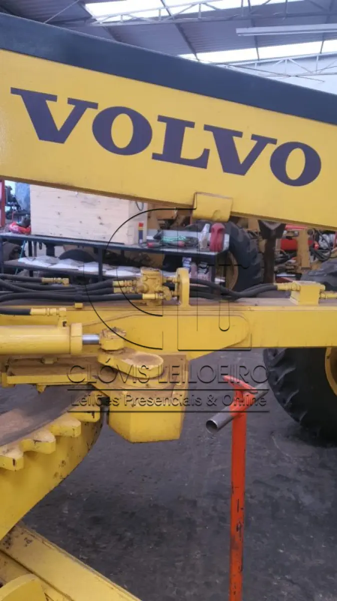 LOTE 002 - UMA MOTONIVELADORA, marca Volvo