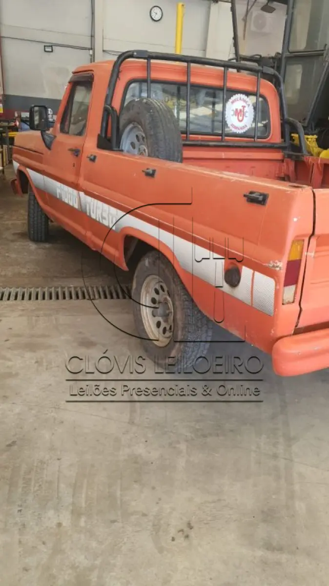 LOTE 003 - UMA CAMINHONETE, marca Ford, modelo F-1000, Placa IFQ-3717,