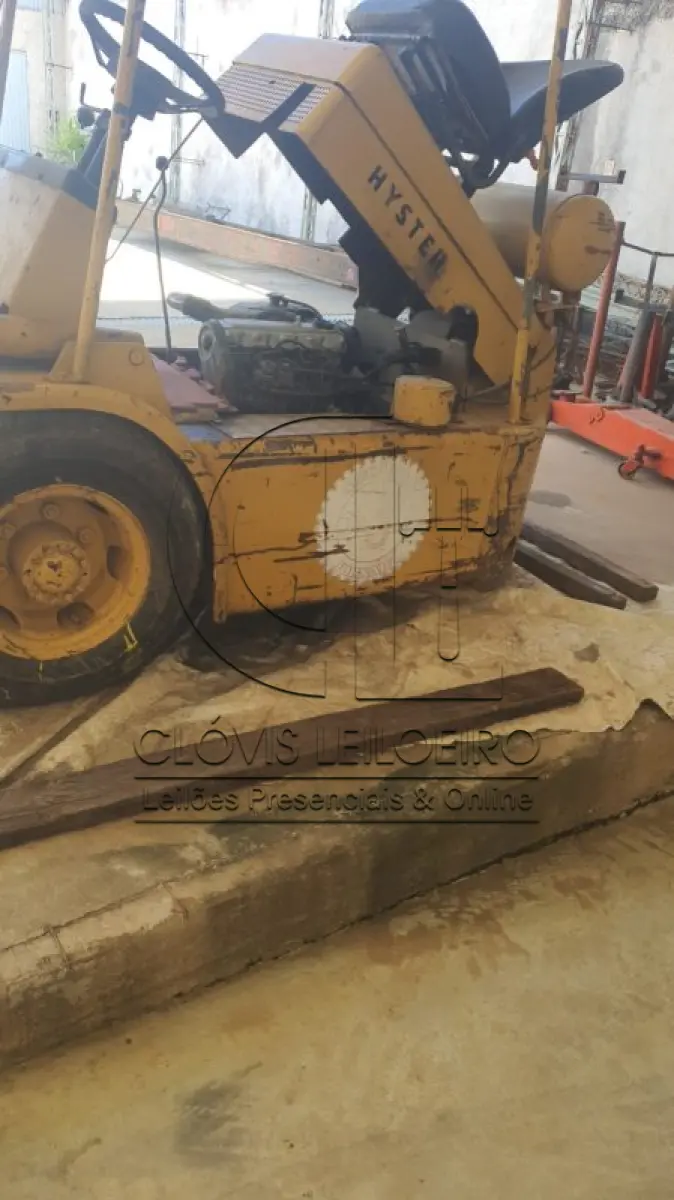 LOTE 038 - UMA EMPILHADEIRA, marca Hyster, motor Nissan 