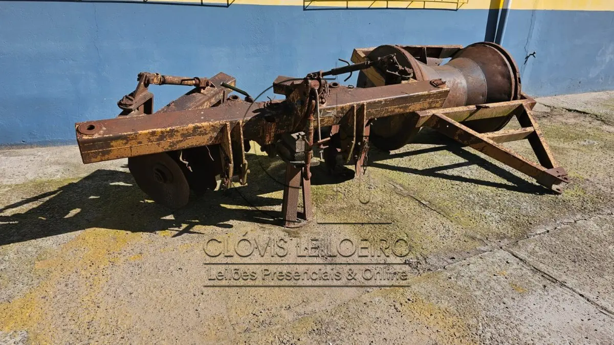 LOTE 001 - UMA TAIPADERA MARCA BOELTER