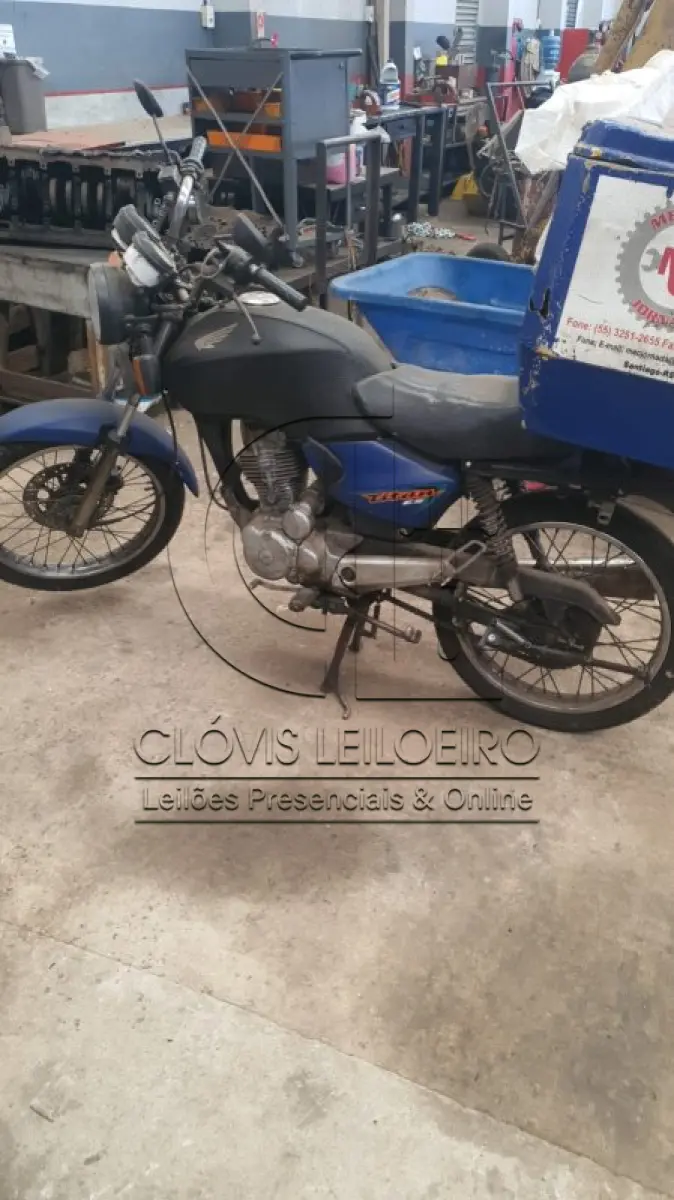 LOTE 006 - UMA MOTOCICLETA, marca Honda, CG 125 TITAN ES, Placa IJJ -8019