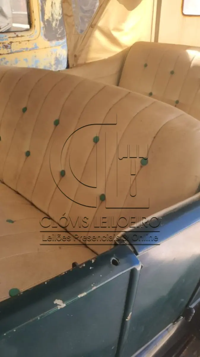 LOTE 010 - VEICULO ANTIGO, Marca Ford, 4 portas, USA