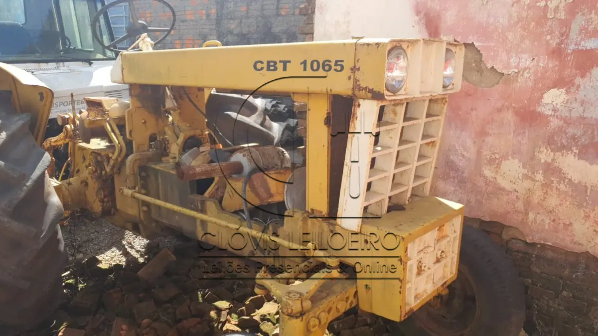 LOTE 040 - UM TRATOR, marca CBT, modelo 1065, sem motor e sem caixa 