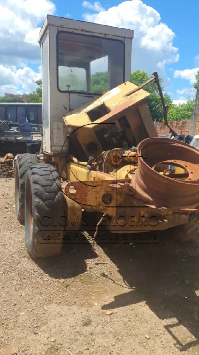 LOTE 016 - UMA PATROLA “Motoniveladora” marca Fiattallis