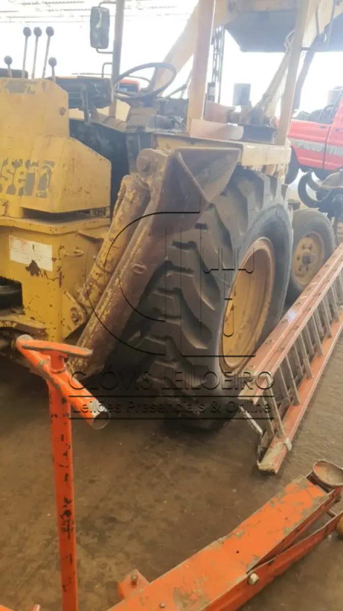 LOTE 008 - UMA RETRO ESCAVADEIRA, marca Case, Modelo 580 E