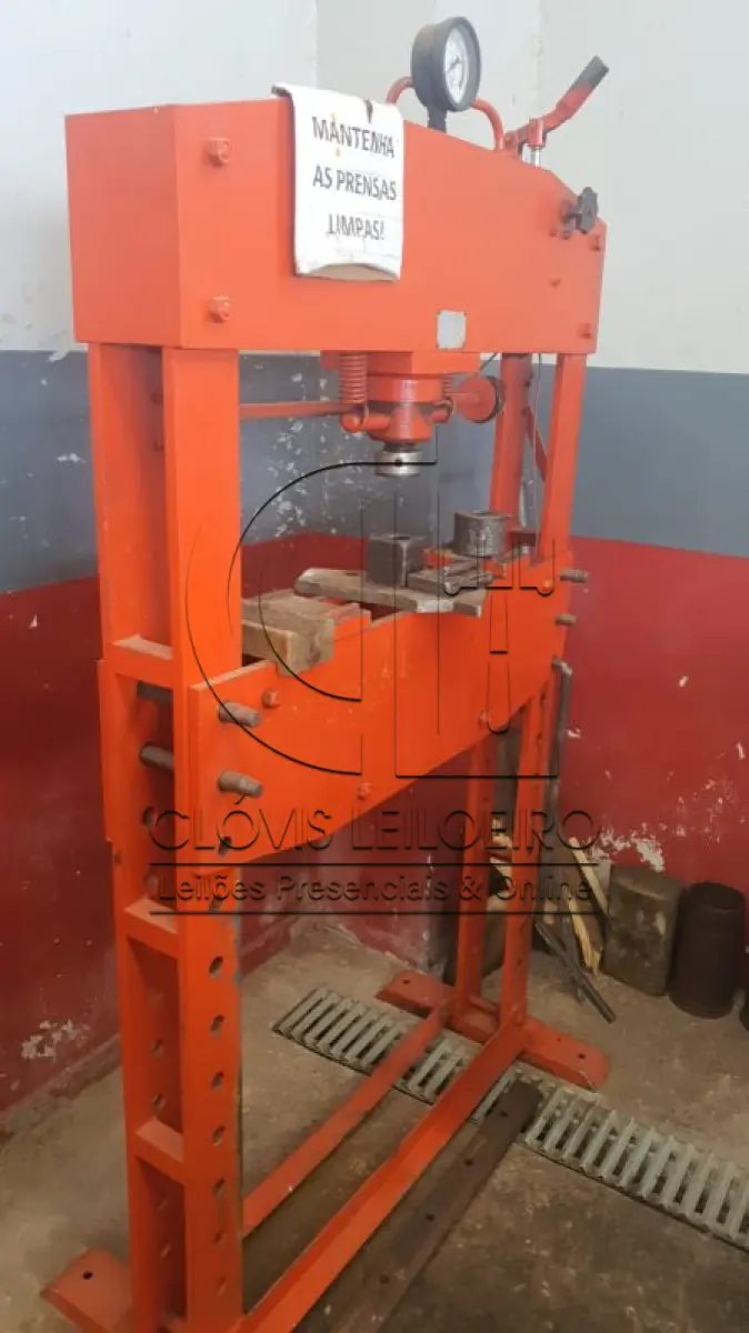 LOTE 039 - PRENSA HIDRAULICA, marca Himapel, capacidade para 40 toneladas