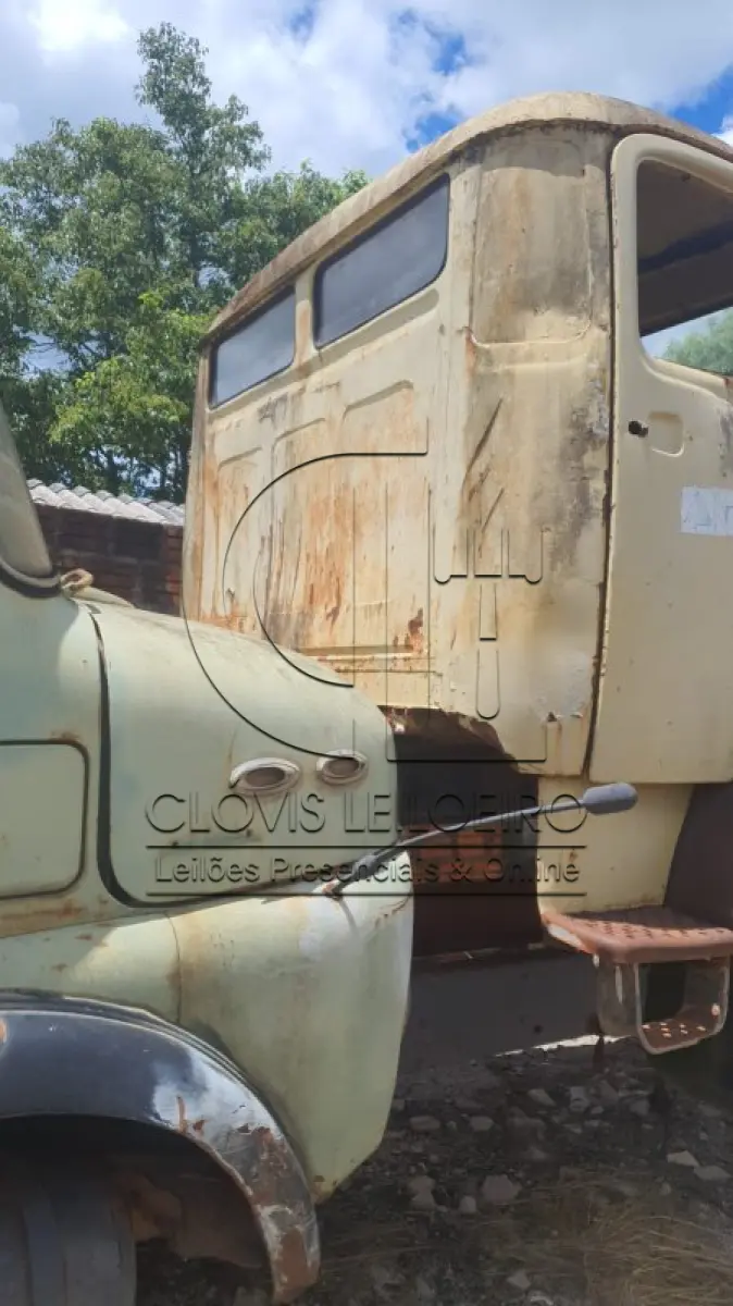 LOTE 025 - DUAS CABINES, para Caminhão marca Mercedes Benz, necessitando de reforma, valor individual R$ 6.000,00