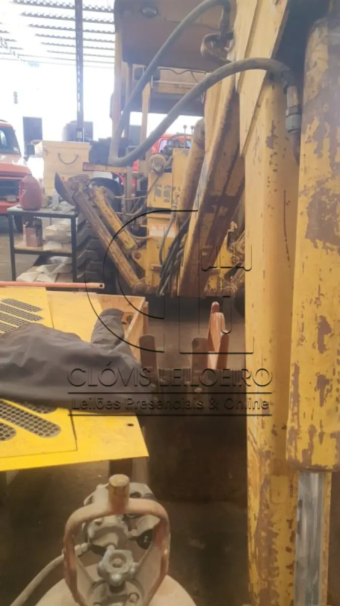 LOTE 008 - UMA RETRO ESCAVADEIRA, marca Case, Modelo 580 E