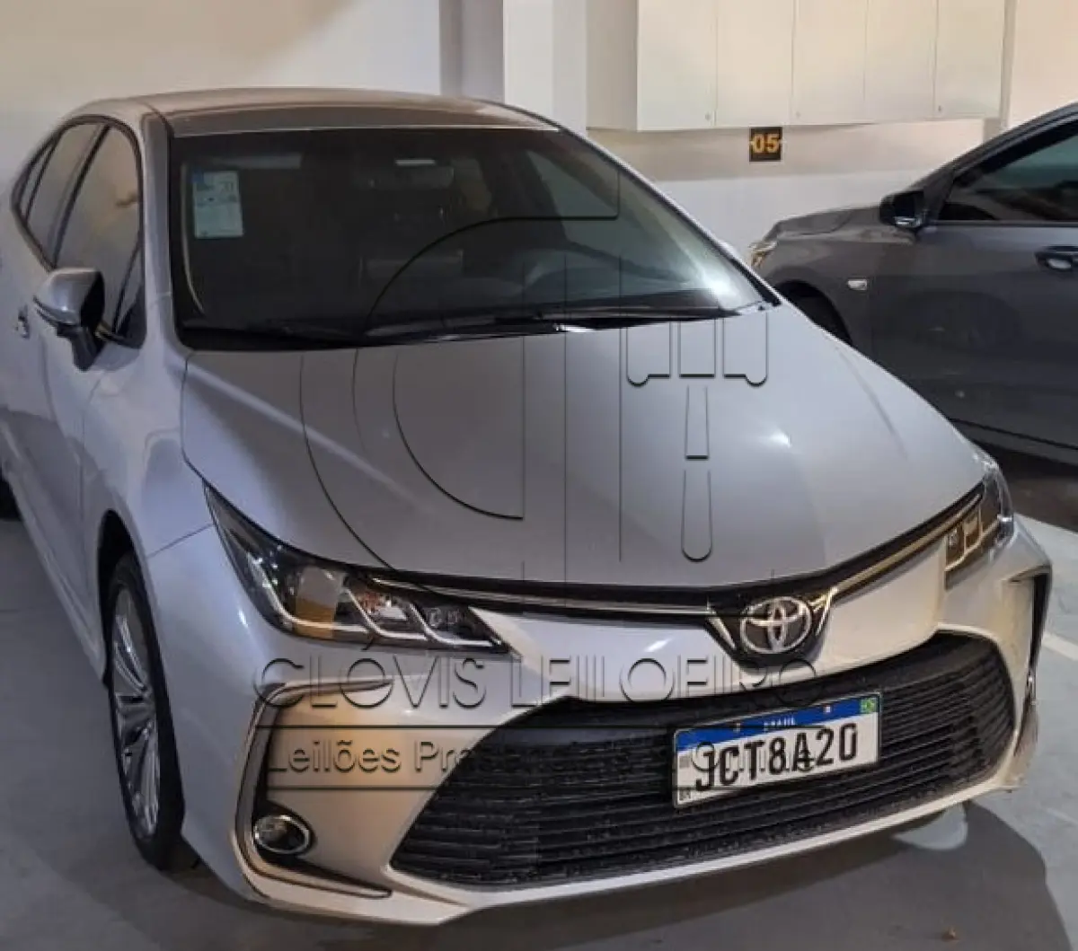 LOTE 000 - UM COROLA E DUAS HYLUX.