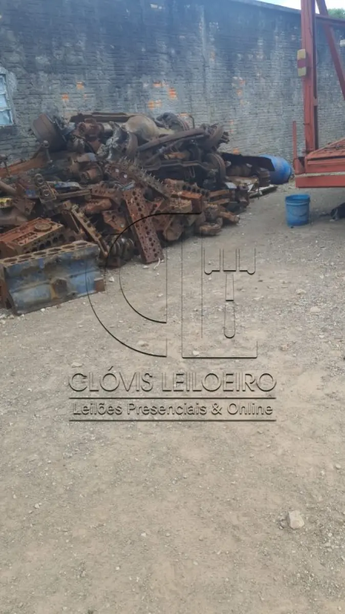 LOTE 042 - APROXIMADAMENTE 50 TONELADAS, de ferros velhos, no todo, originário peças e motores de veículos inservíveis.