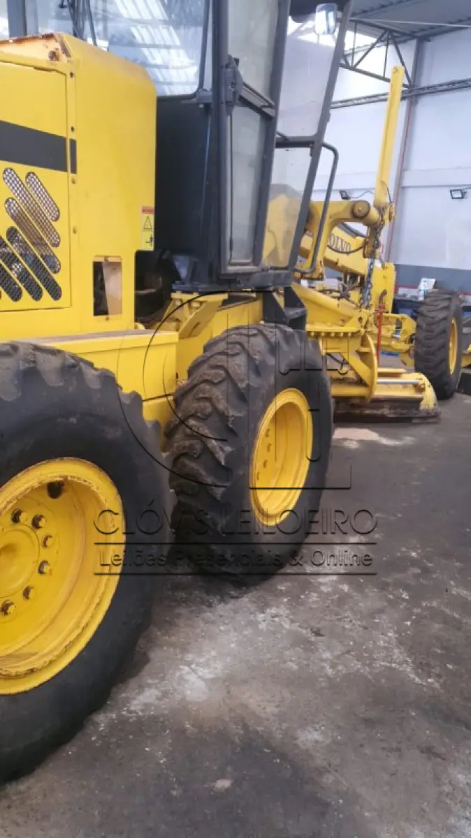 LOTE 002 - UMA MOTONIVELADORA, marca Volvo