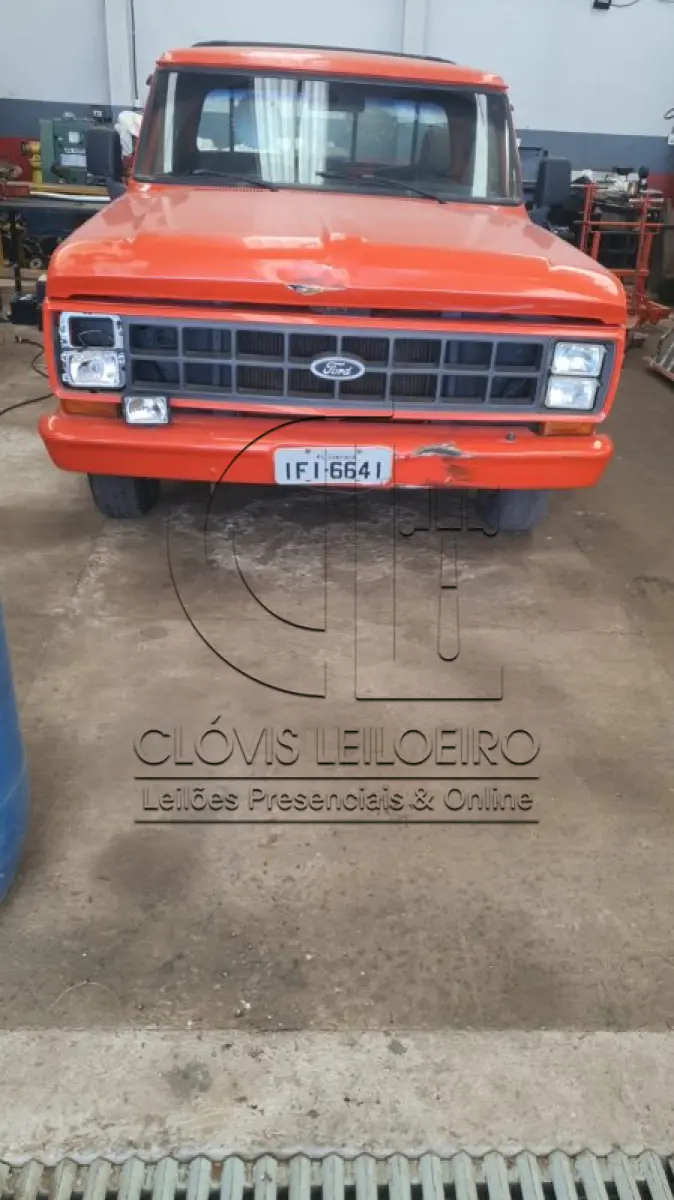LOTE 005 - UMA CAMINHONETE, marca Ford, modelo F-1000 Placa IFI 6641