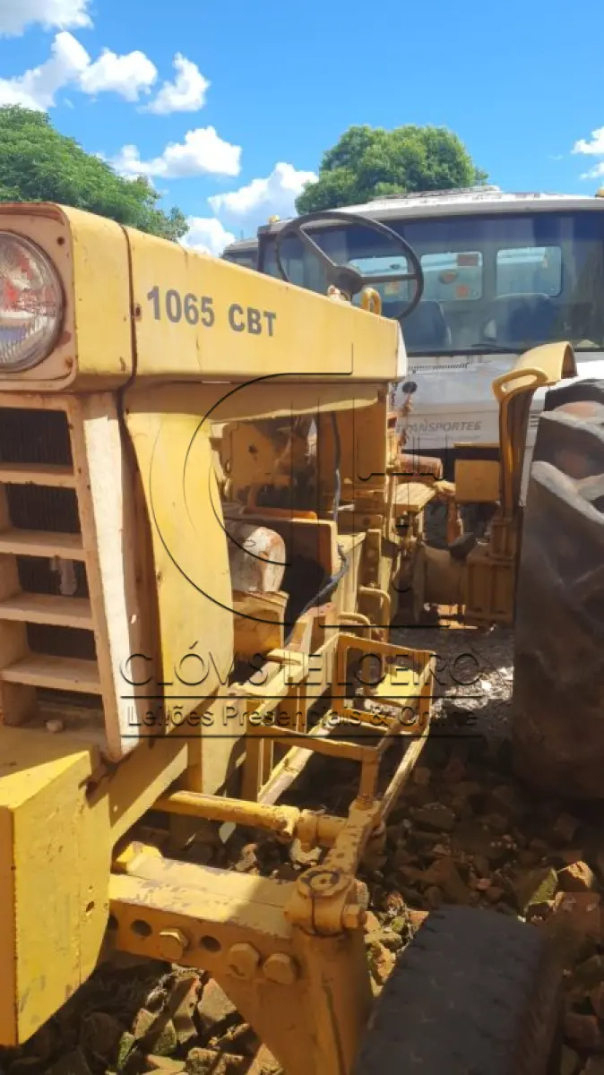 LOTE 040 - UM TRATOR, marca CBT, modelo 1065, sem motor e sem caixa 