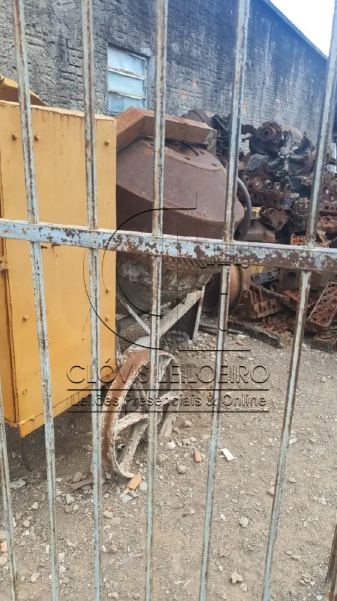 LOTE 042 - APROXIMADAMENTE 50 TONELADAS, de ferros velhos, no todo, originário peças e motores de veículos inservíveis.