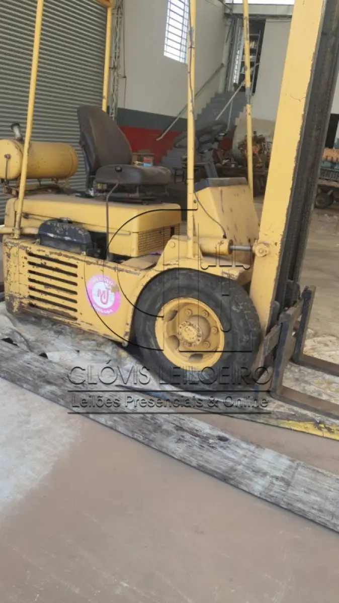 LOTE 038 - UMA EMPILHADEIRA, marca Hyster, motor Nissan 