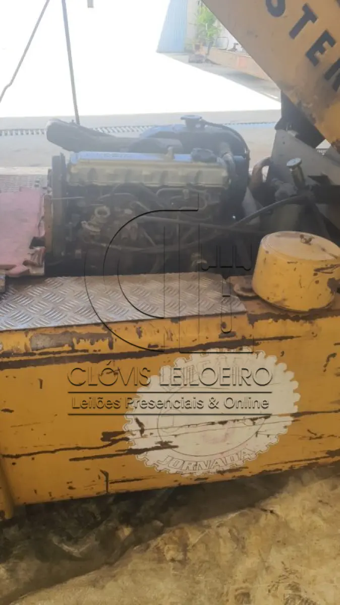 LOTE 038 - UMA EMPILHADEIRA, marca Hyster, motor Nissan 