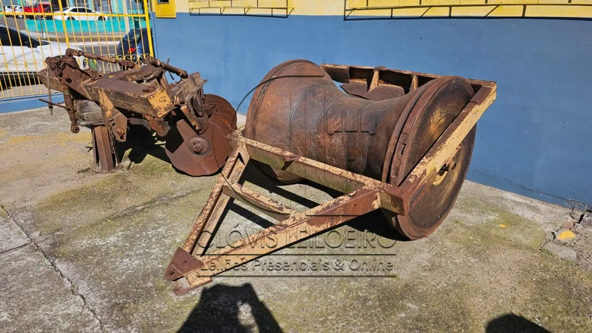 LOTE 001 - UMA TAIPADERA MARCA BOELTER
