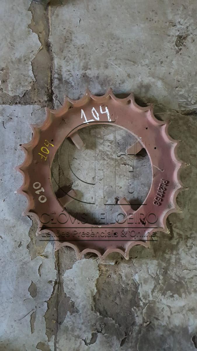 Um molde para fundição de roda motriz de esteira agrícola, n° 00104X.