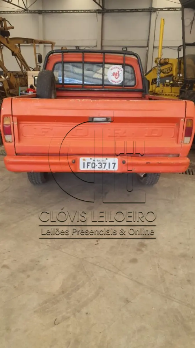 LOTE 003 - UMA CAMINHONETE, marca Ford, modelo F-1000, Placa IFQ-3717,