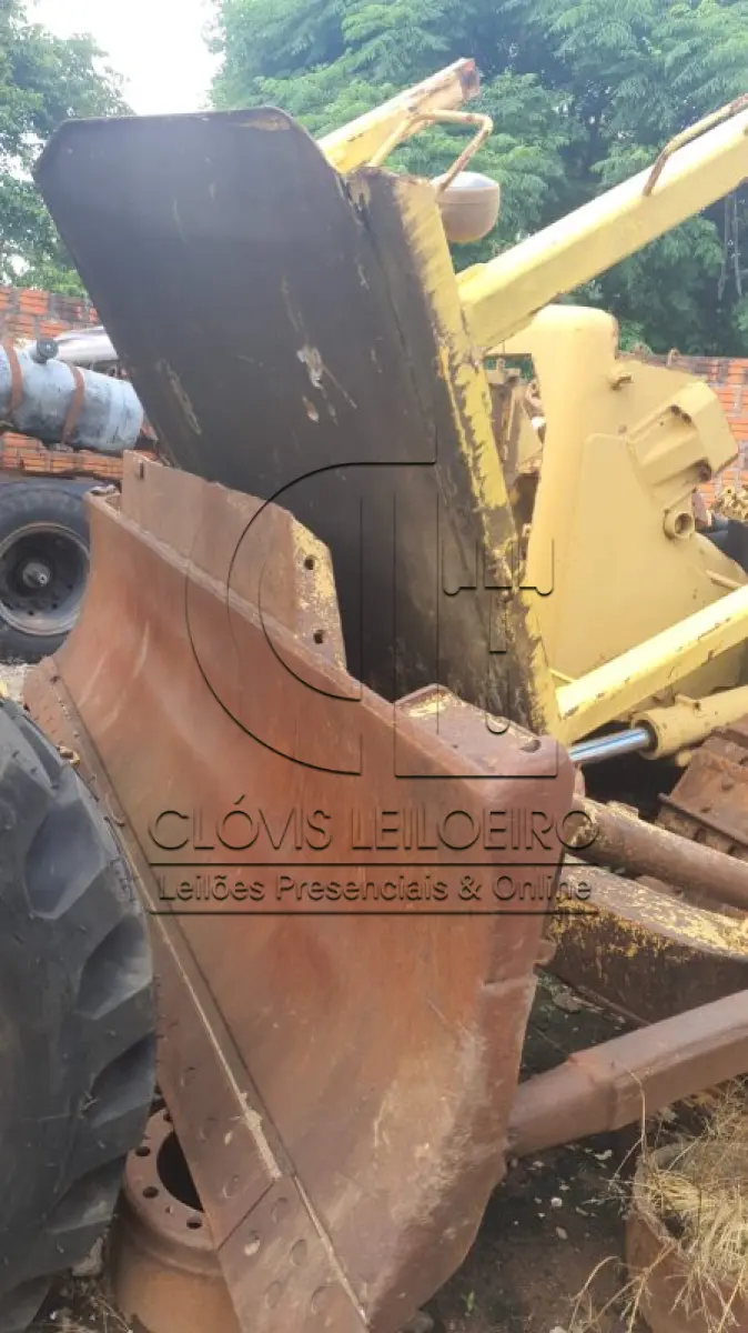 LOTE 022 - UM TRATOR, de esteira, marca Cartepiltar