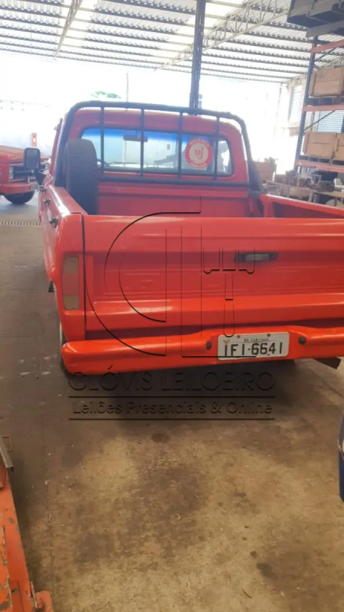 LOTE 005 - UMA CAMINHONETE, marca Ford, modelo F-1000 Placa IFI 6641
