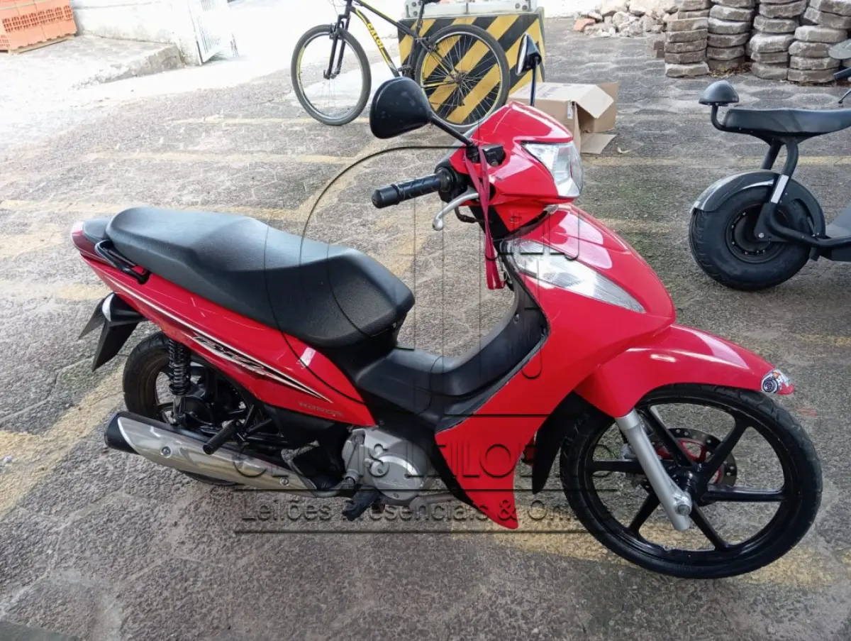 LOTE 004 - UMA MOTOCICLETA HONDA BIZ 125, PLACA IYG9763