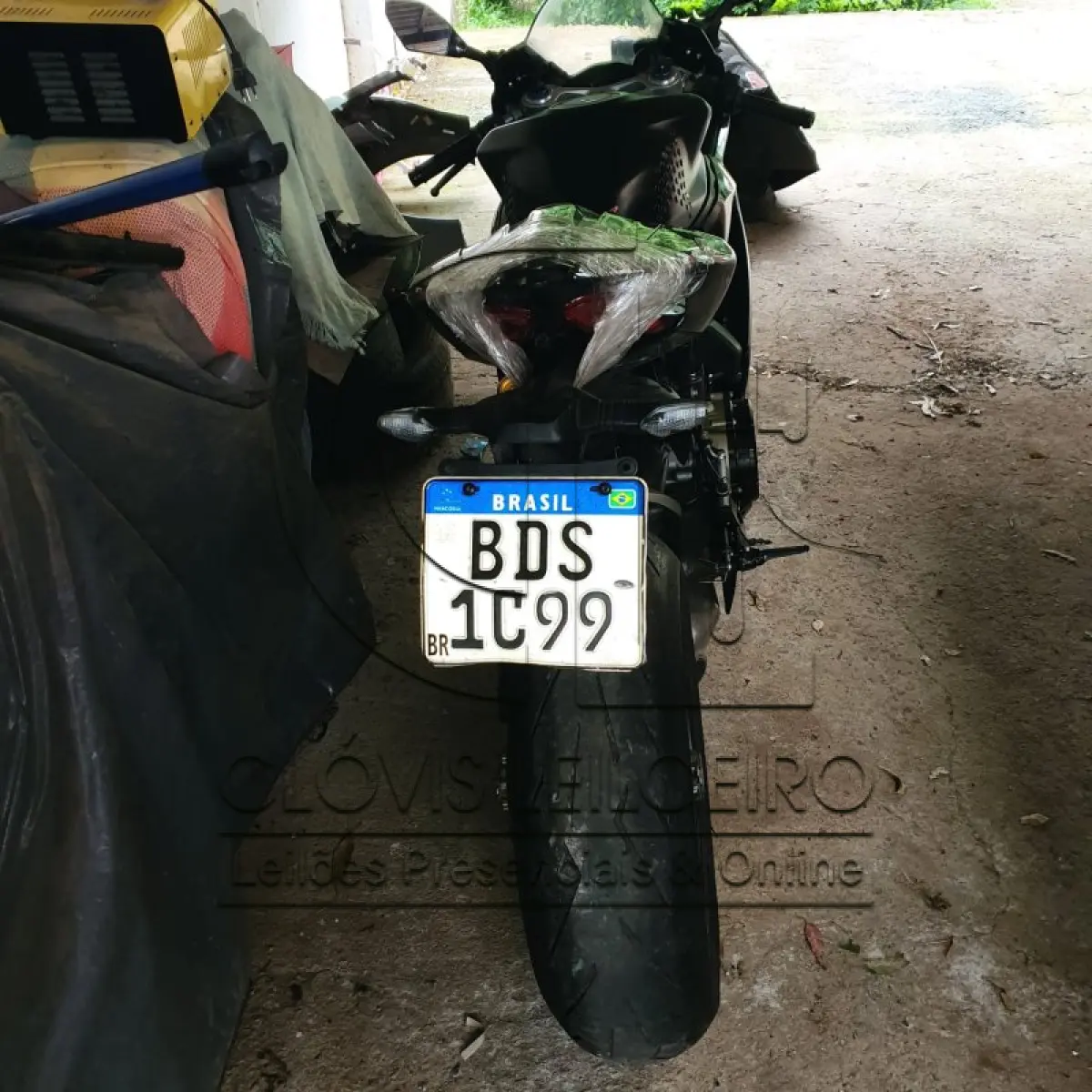 LOTE 001 - UMA MOTOCICLETA DUCATI 1299 PANIGALE S