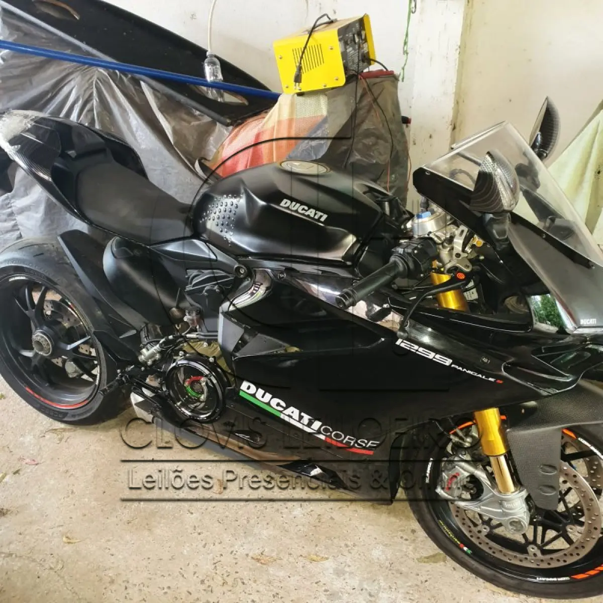 LOTE 001 - UMA MOTOCICLETA DUCATI 1299 PANIGALE S