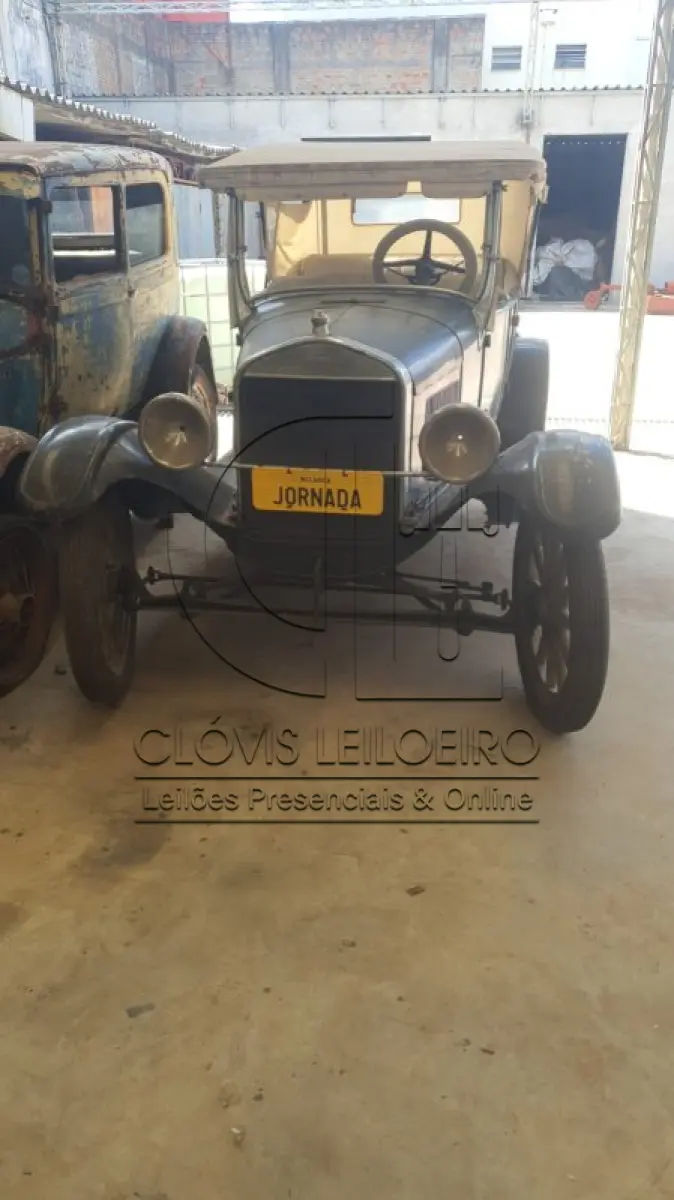 LOTE 010 - VEICULO ANTIGO, Marca Ford, 4 portas, USA